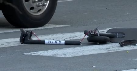 Warszawa. Wypadek na Gocławiu. Samochód potrącił nastolatkę na hulajnodze