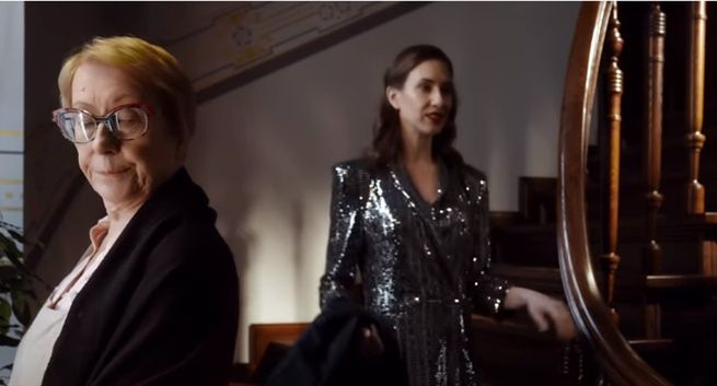 Złośliwa sąsiadka w reklamie dostawy do punktów odbioru GLS