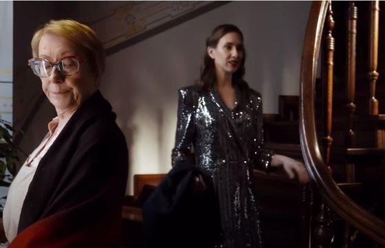 Złośliwa sąsiadka w reklamie dostawy do punktów odbioru GLS