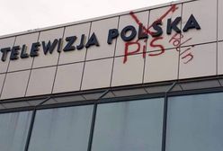 Budynek TVP w Rzeszowie zdewastowany. "Telewizja PiS"