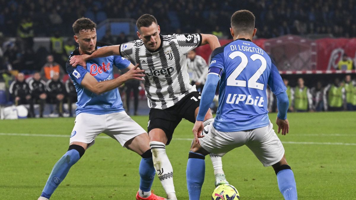 PAP/EPA / Ciro Fusco / Na zdjęciu: Arkadiusz Milik (w środku)
