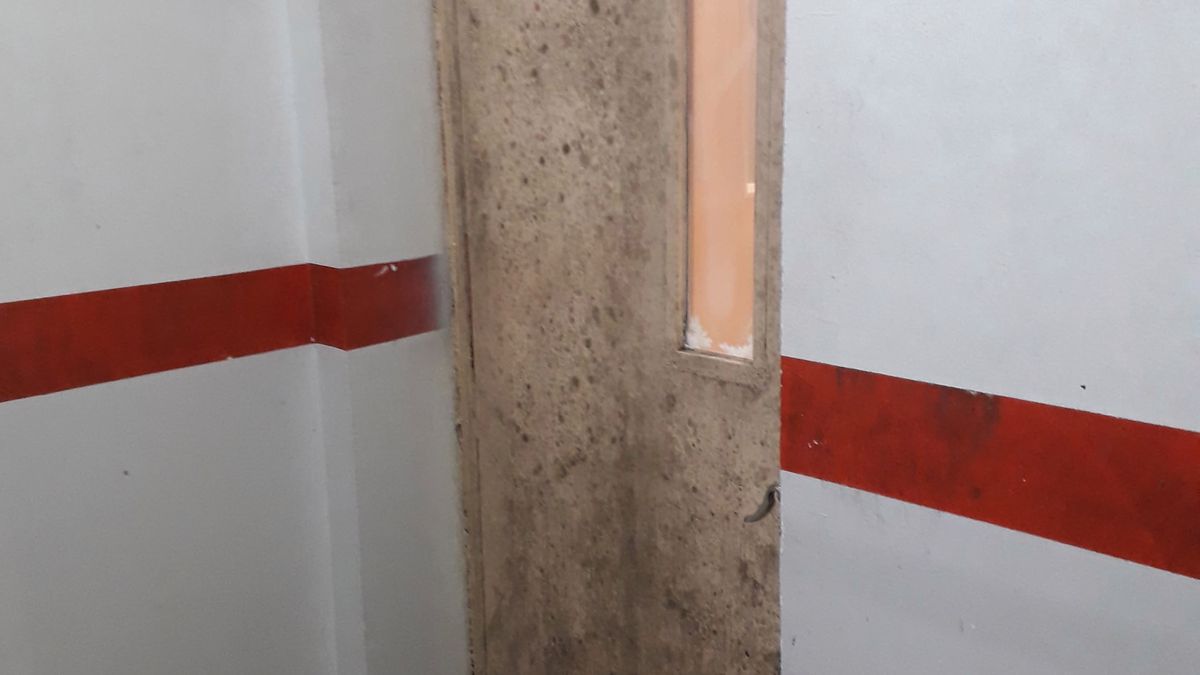 Klatka schodowa i drzwi w hotelu polskich lekkoatletów