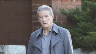 73-letni Richard Gere przemyka w szykownym garniturze przez kanadyjskie ulice (ZDJĘCIA)