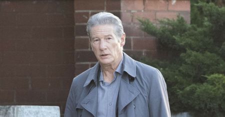 73-letni Richard Gere przemyka w szykownym garniturze przez kanadyjskie ulice (ZDJĘCIA)