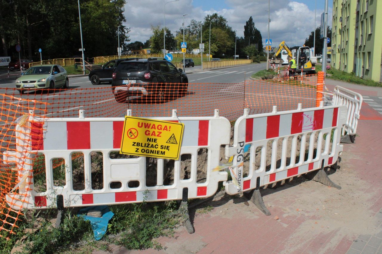 Koszalin: Plastikowe płotki zasłaniają kierowcom widoczność na skrzyżowaniu ulicy Gnieźnieńskiej z Orlą. Jak długo potrwają utrudnienia?