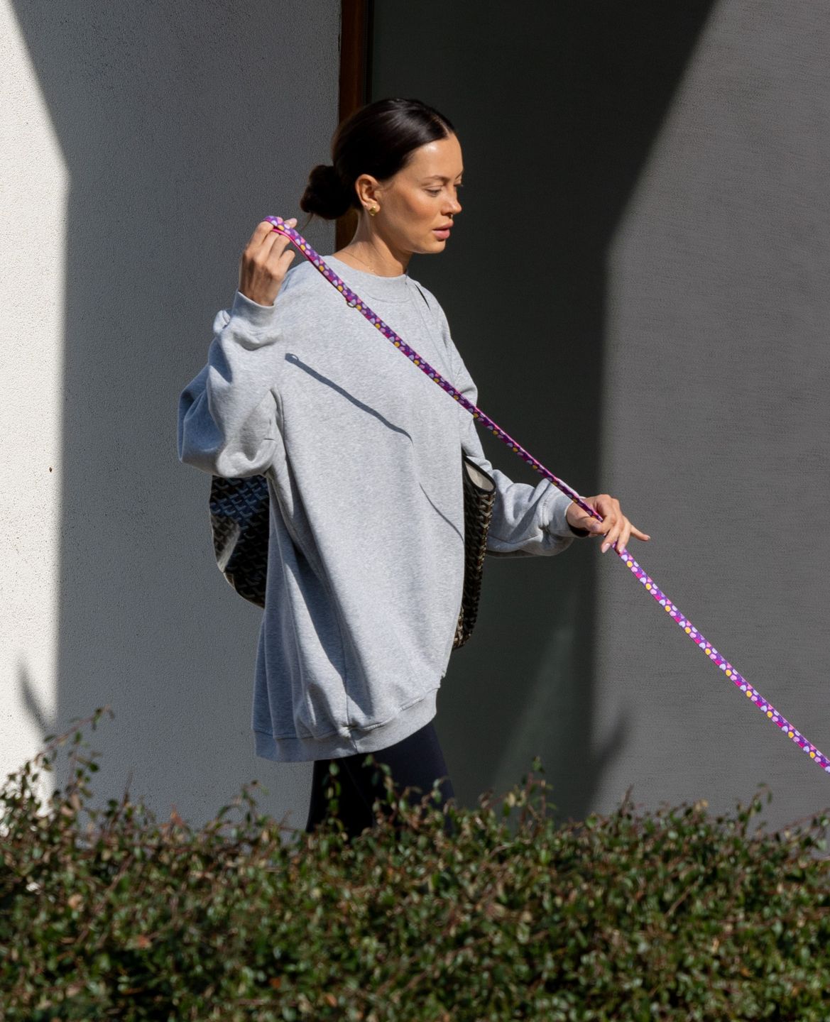 Naturalna Edyta Zając spaceruje z pieskiem