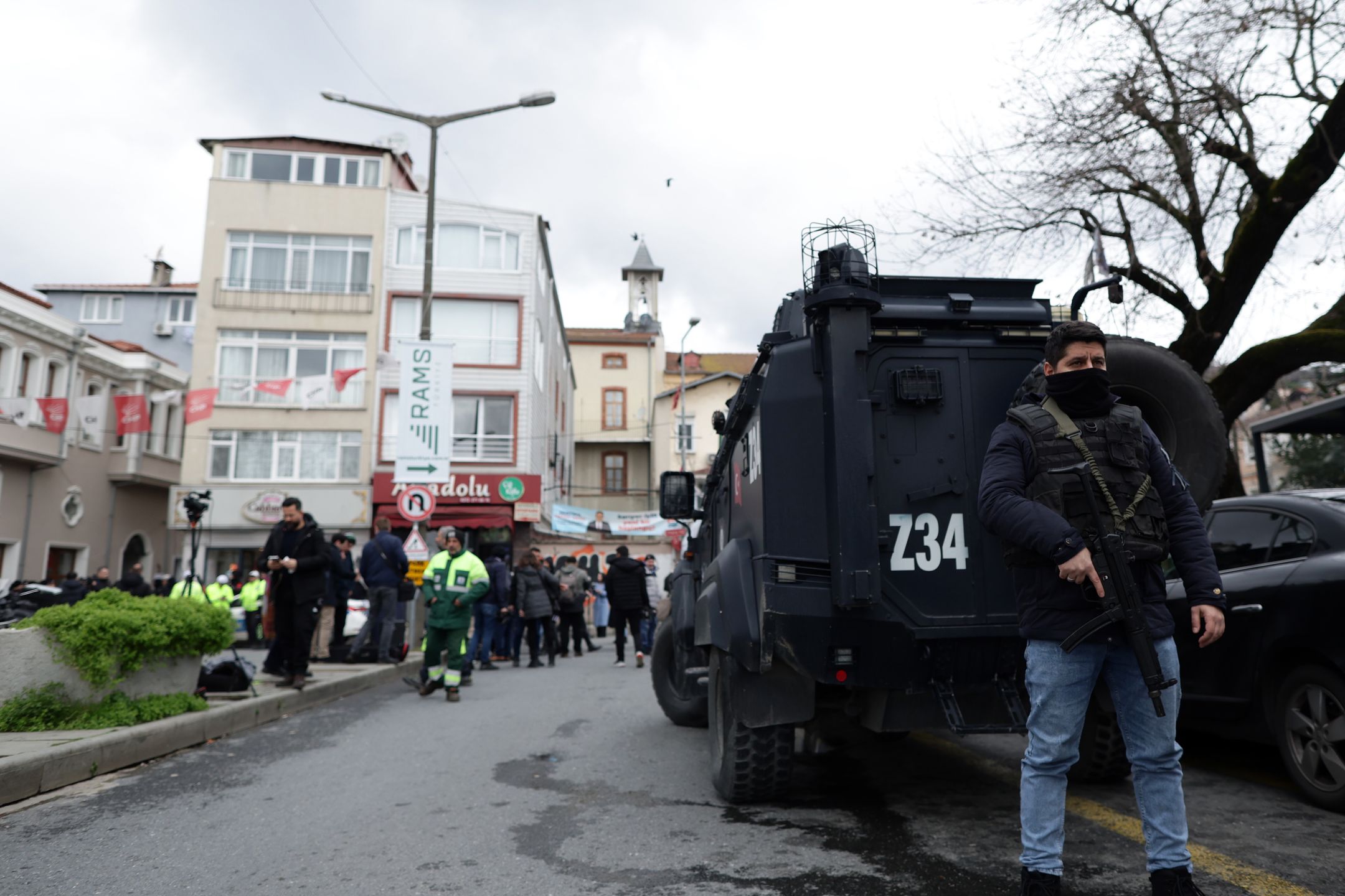 Turkish soldiers keep watch at the site of an attack on the Italian Santa Maria Church, in Istanbul, Turkey, 28 January 2024. Turkish Minister of Interior Ali Yerlikaya said at least one person died after two assailants launched an armed attack on the Santa Maria Church in Istanbul on 28 January. EPA/ERDEM SAHIN Dostawca: PAP/EPA.