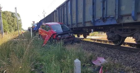 Cudem przeżył zderzenie z pociągiem. Sam wysiadł z auta