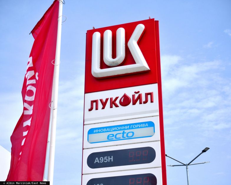 Łukoil obniża produkcję benzyny. "Pierwsza duża ofiara sankcji"