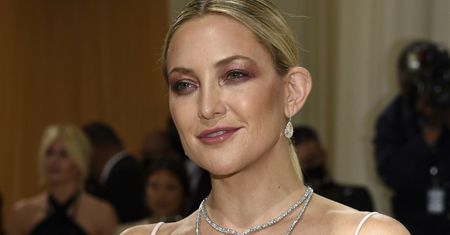 MET Gala 2021. Kate Hudson postawiła na kusy top i pióra
