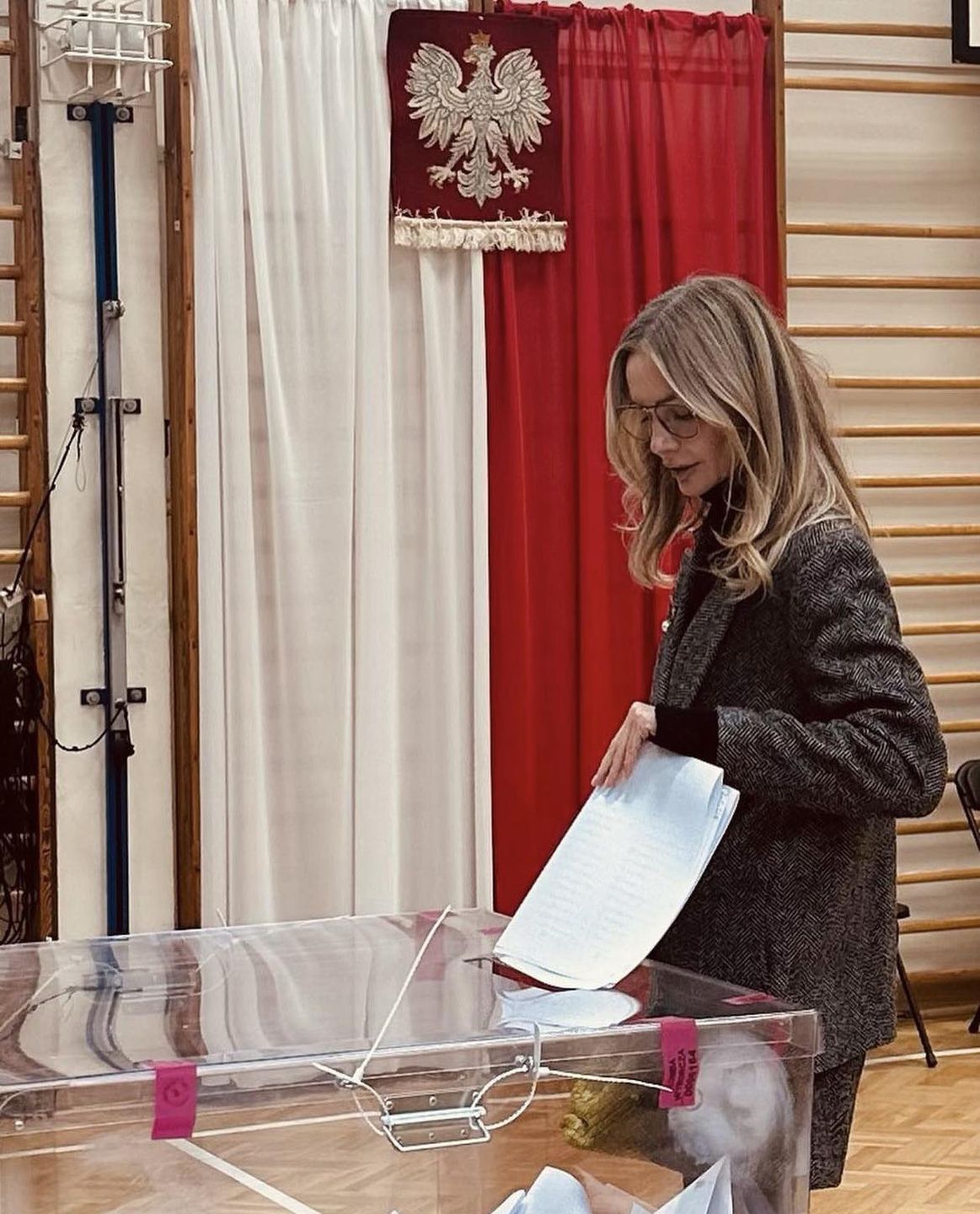 Agnieszka Woźniak-Starak głosuje z mamą i odpowiada na pytanie, skąd się wzięły jaj TAJEMNICZE piegi 