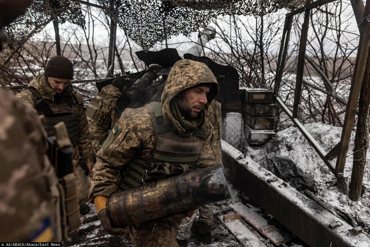 Soldiers using the D-20 howitzer cannon - near Kupiańsk.