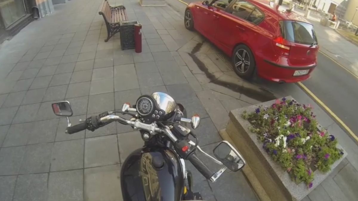 Rosjanka na motocyklu uczy kierowców porządku 1