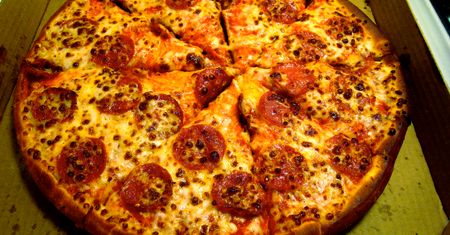 Mała pizza pepperoni na cienkim cieście (Domino's Pizza)