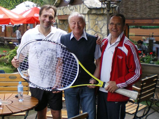 Zydorowicz (w środku) to wielki fan tenisa. Na zdjęciu z Ryszardem Szurkowskim (z prawej) oraz aktorem Wojciechem Skibińskim. Fot. Archiwum prywatne Andrzeja Zydorowicza.