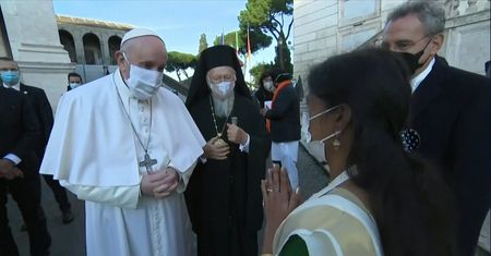 Papież pojawił się w białej masce. Franciszek wziął udział w modlitwie o