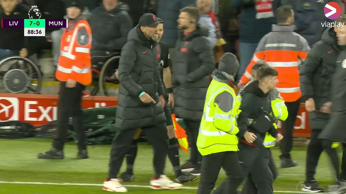 Nastoletni kibic na Anfield/w tle Jourgen Klopp