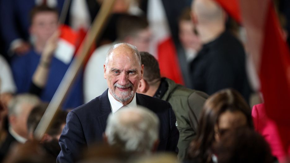 Kraków, 24.11.2024. Poseł PiS Antoni Macierewicz (C) konwencji Prawa i Sprawiedliwości w hali "Sokół" w Krakowie, 24 bm. Podczas wydarzenia ma zostać ogłoszony kandydat ugrupowania na prezydenta RP. (jm) PAP/Łukasz Gągulski