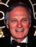 Alan Alda bez majtek okrada pracowników