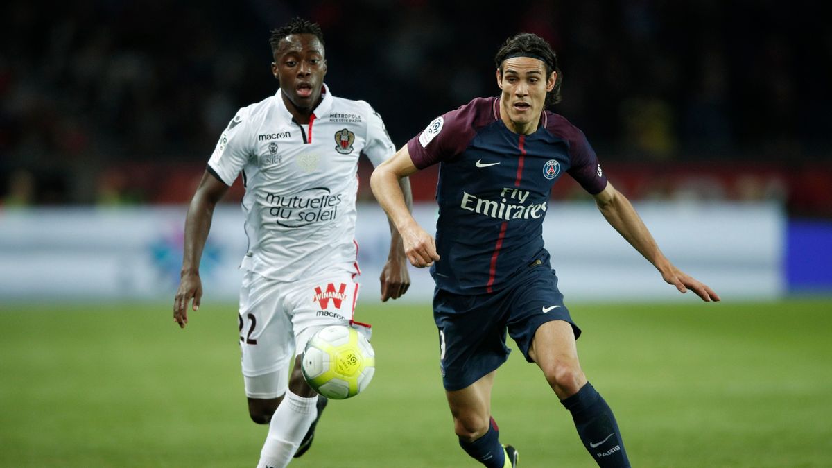 Arnaud Lusamba (z lewej) i Edinson Cavani (z prawej)