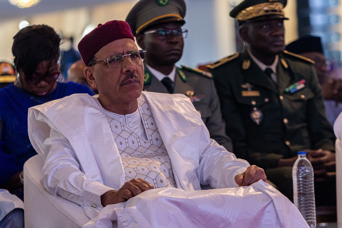 
Prezydent Nigru Mohamed Bazoum, obalony przez wojskową huntę