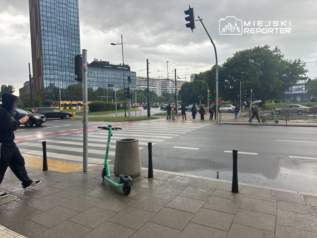 13-latek jadący elektryczną hulajnogą wjechał w pieszą, która z obrażeniami trafiła do szpitala