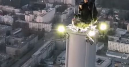 Wideo z Warszawy podbija sieć. To tylko wymiana żarówki