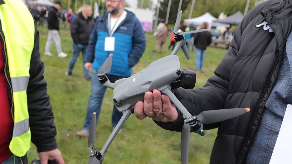Na szkolenie z obsługi dronów jest coraz większe zapotrzebowanie. Tak było podczas pierwszego pikniku rodzinnego &#34;Zaprzyjaźnij się z dronem&#34; zorganizowanym przez Zespół Szkół Akademickich we Włocławku i Aeroklub Włocławski, 21 kwietnia 2024 roku