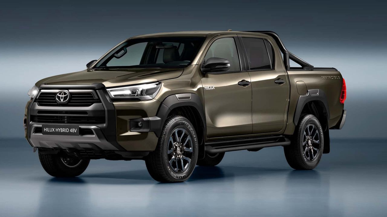 Toyota Hilux także stała się hybrydą. Miękką, ale jednak