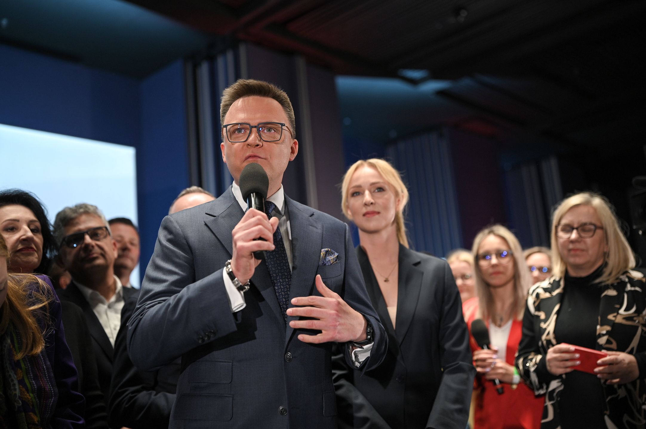 Warszawa, 18.05.2025. Wybory prezydenta RP - I tura. Kandydat Trzeciej Drogi, marszałek Sejmu Szymon Hołownia z żoną Urszulą w sztabie wyborczym w Warszawie, 18 bm. Zakończyło się głosowanie w I turze wyborów prezydenta RP. (mr) PAP/Marcin Obara