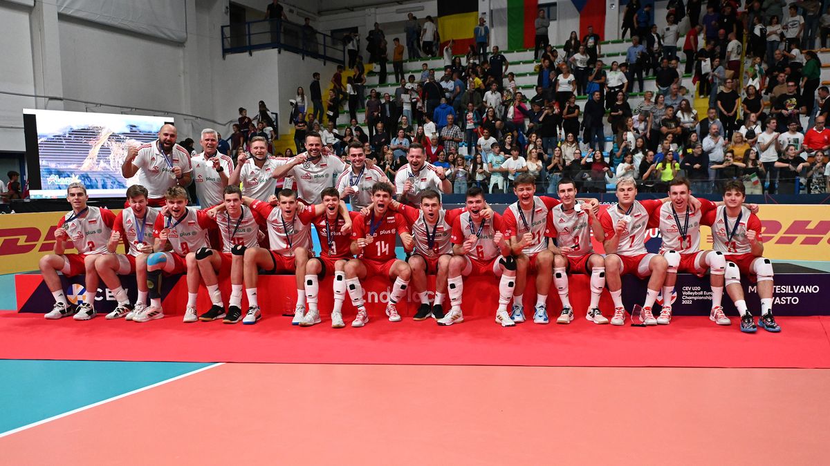 Reprezentacja Polski U-20 ze srebrnymi medalami ME 2022