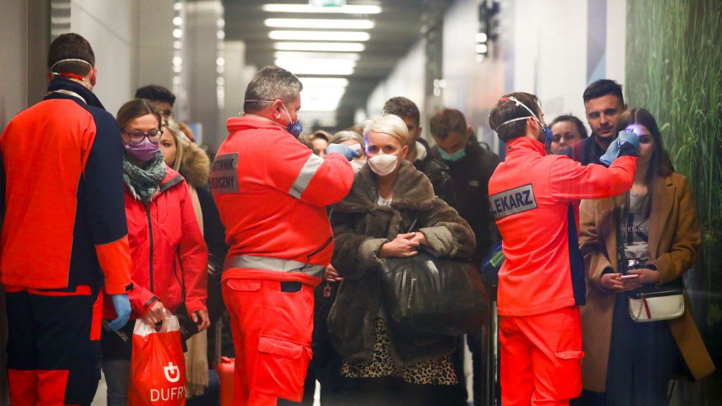 Zdjęcie okładkowe artykułu: Getty Images / Na zdjęciu: kontrola na polskim lotnisku