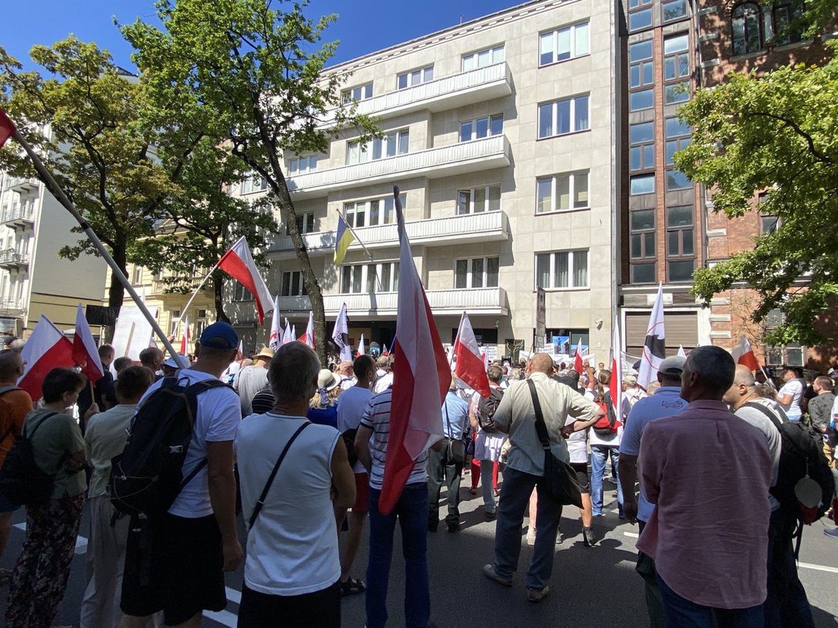 Проросійський протест під стінами посольства України в Польщі