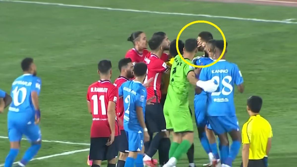 Zdjęcie okładkowe artykułu: YouTube / The AFC Hub / Na zdjęciu: Aleksandar Mitrović dostaje w twarz
