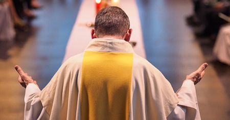Cios w Kościół. Liczby nie kłamią