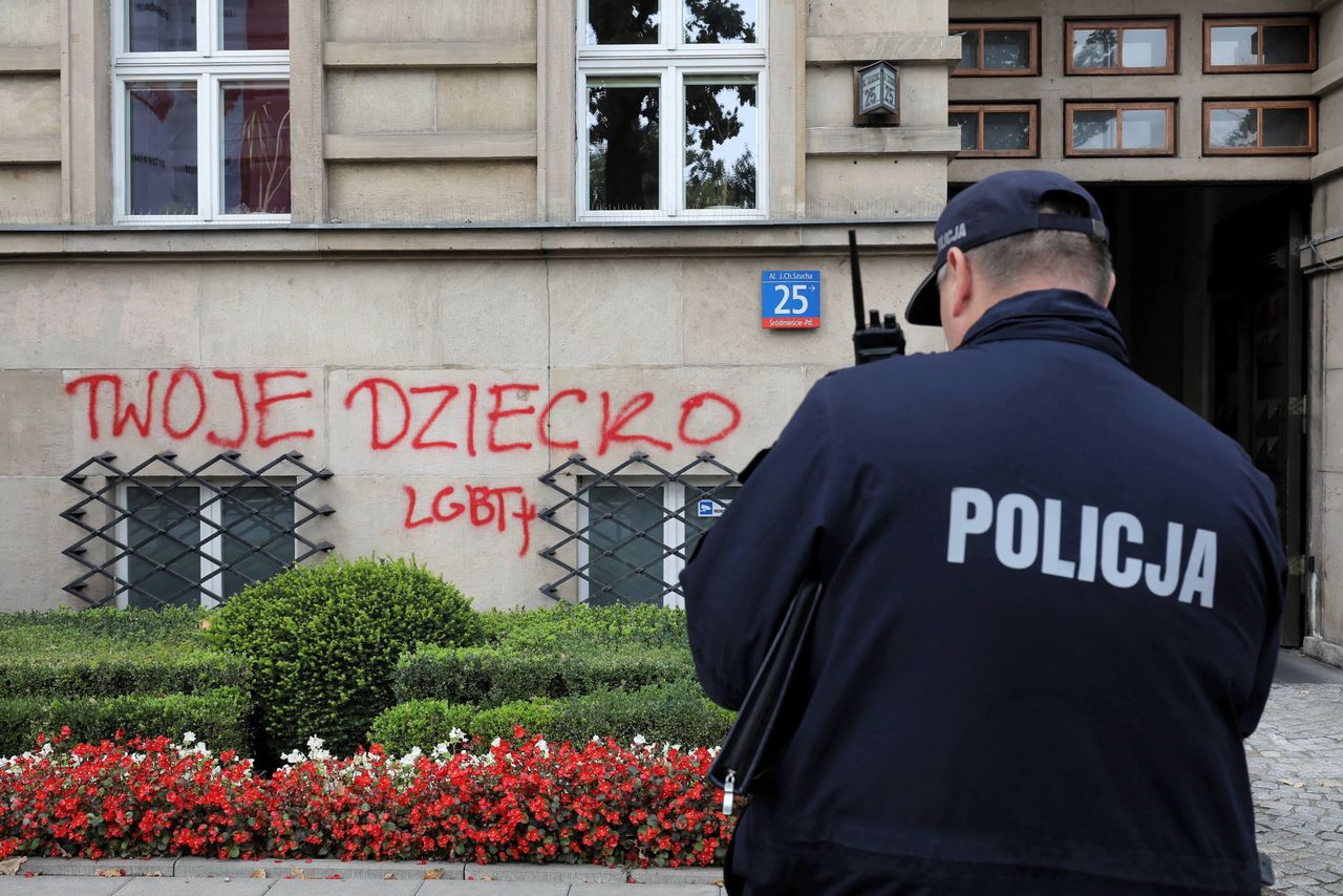 Warszawa. Napis na budynku MEN. Jedna osoba zatrzymana 