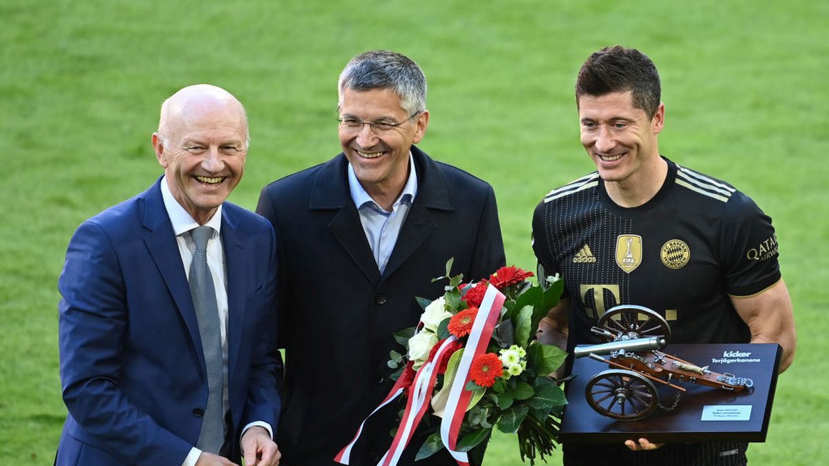 Herbert Hainer (w środku) i Robert Lewandowski (z prawej)