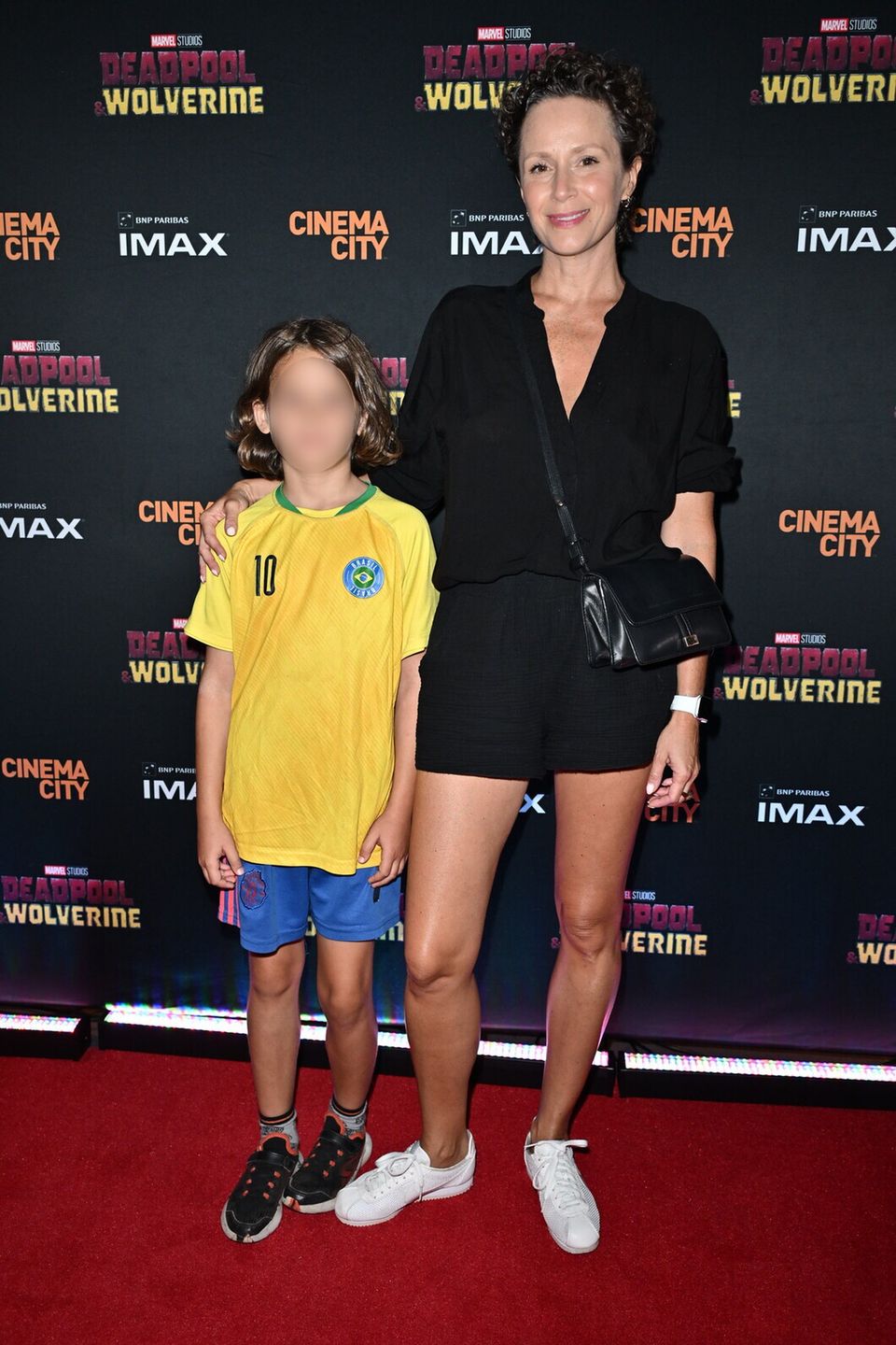 Tłum gwiazd melduje się na filmowej premierze