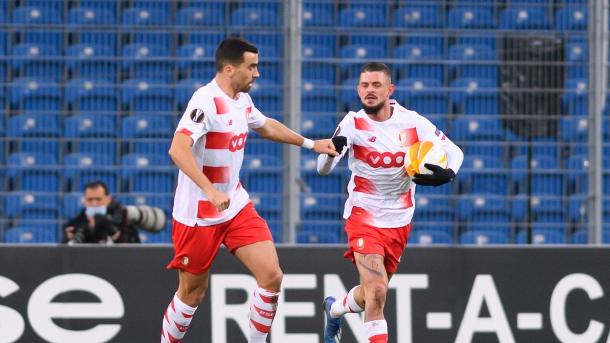 piłkarze Standardu Liege Maxime Lestienne (z prawej) i Noe Dussenne (z lewej) cieszą się z gola podczas meczu grupy D Ligi Europy z Lechem Poznań