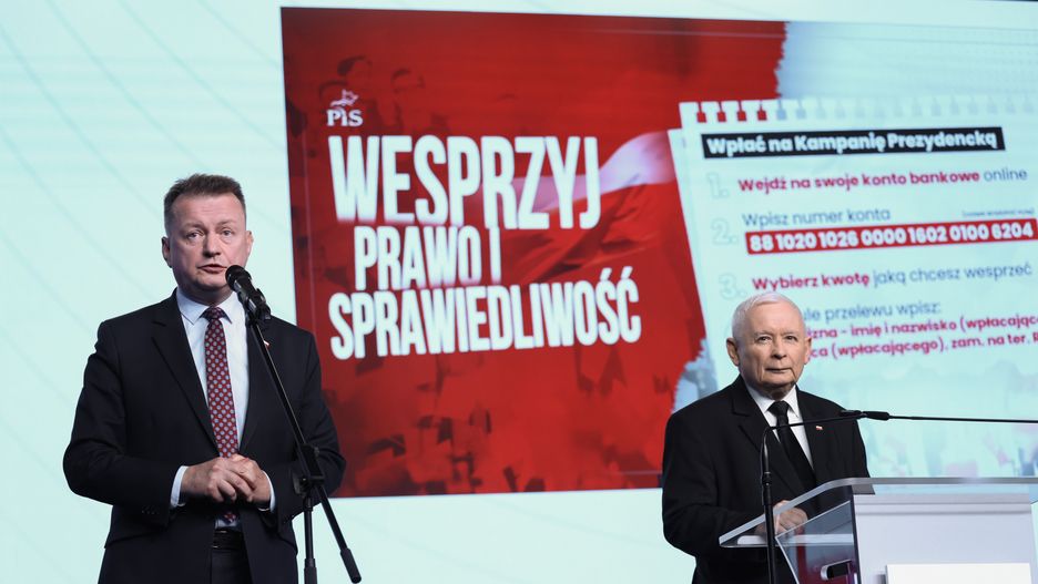 Warszawa, 05.11.2024. Prezes Prawa i Sprawiedliwości Jarosław Kaczyński (P) i przewodniczący KP PiS Mariusz Błaszczak (L) podczas konferencji prasowej w siedzibie Prawa i Sprawiedliwości przy ul. Nowogrodzkiej w Warszawie, 5 bm. (sko) PAP/Leszek Szymański