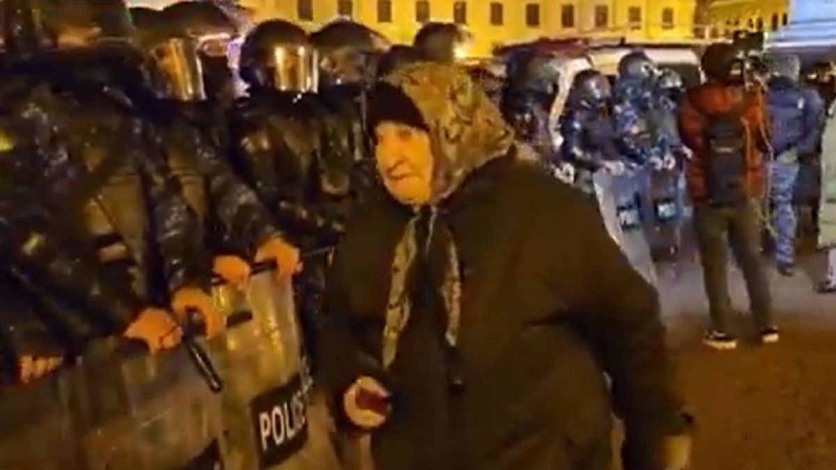 Przemowa staruszki do policjantów.