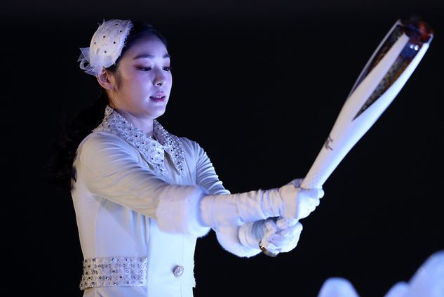 Na zdjęciu Yu-na Kim gdy zapala znicz olimpijski podczas ceremonii otwarcia XXIII Zimowych Igrzysk Olimpijskich w Pjongczangu. Fot. Dean Mouhtaropoulos/Getty Images