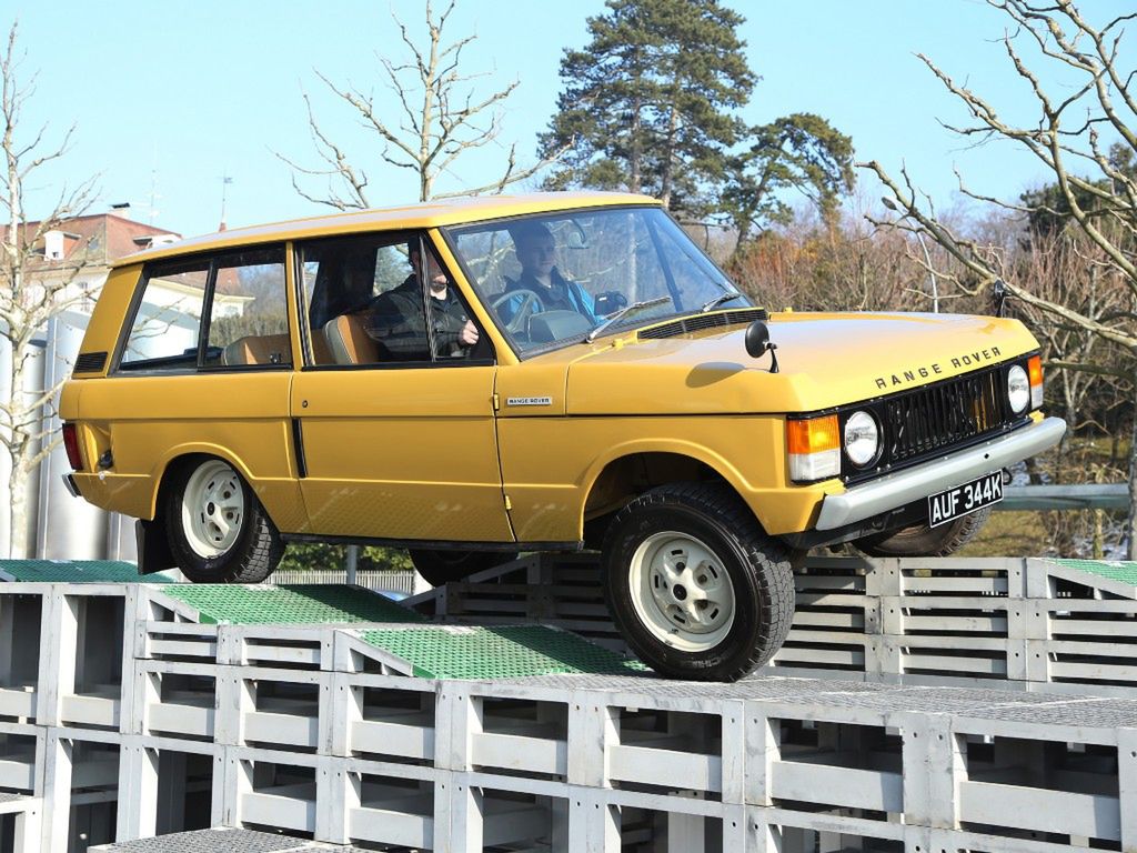 Sztywne mosty, rama z Serii oraz stały napęd na cztery koła powodowały, że mimo luksusowego charaktery Range Rover wciąż pozostawał dzielną terenówką