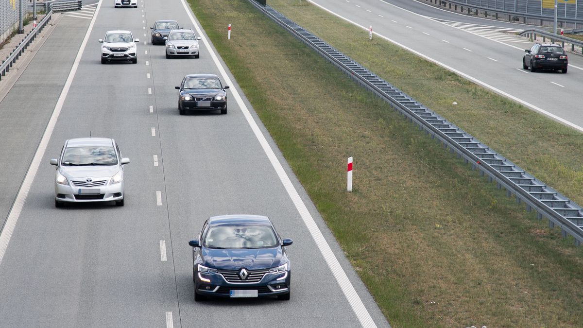 Na razie nie ma przepisów, które regulowałyby minimalny odstęp. Trzeba liczyć na rozsądek innych kierowców