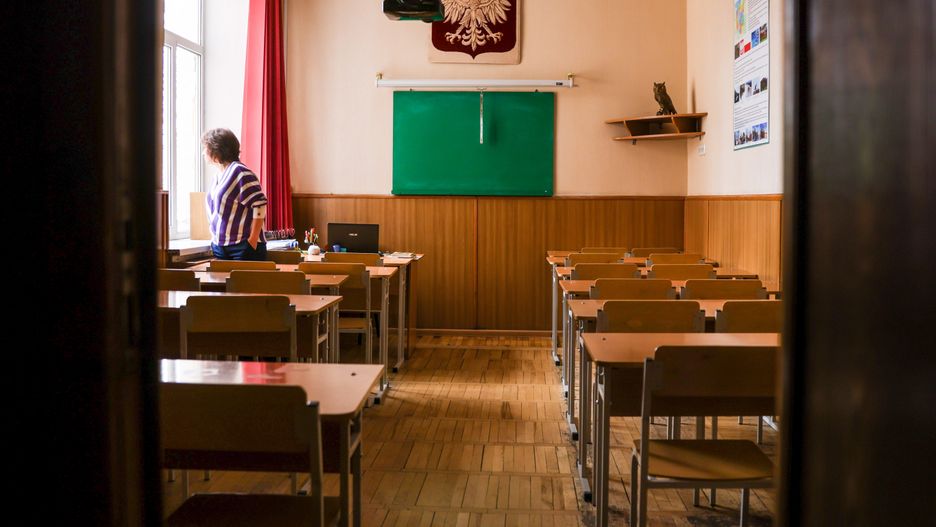 Ludmila Potapova
Odessa, Ukraina, 21.03.2023. Na zdj�ciu z 16 bm.  nauczycielka j�zyka polskiego Ludmila Potapova w sali w szkole podstawowej w Odessie podczas trwaj�cej wojny w Ukrainie. Budynek nie posiada schronu, dlatego lekcje lekcje odbywaj� si� online. Edukacja stacjonarna dopuszczona jest tylko w szko�ach kt�re posiadaj� schrony. (ad) PAP/Leszek Szyma�ski
Leszek Szyma�ski
atak, inwazja, lekcje, nauka, sala, szko�a, Ukraina, wojna, wojna rosyjsko ukrai�ska