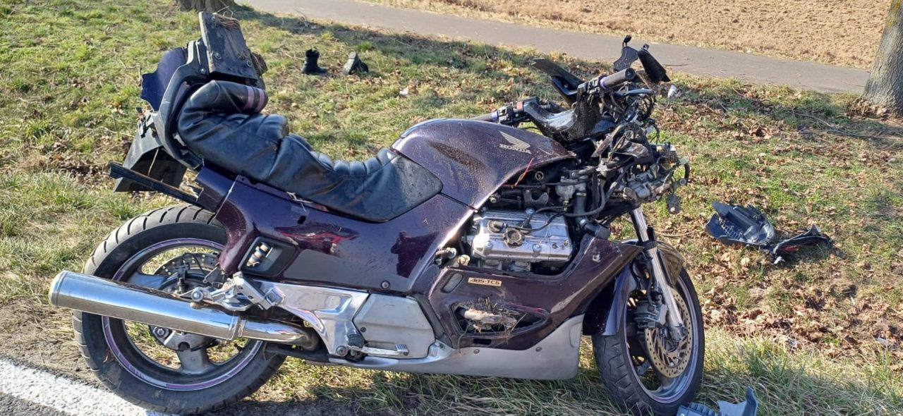 Poważny wypadek na prostej drodze. Motocykl uderzył w drzewo, kierowca nie miał uprawnień