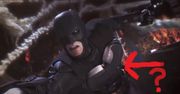 Ekhm, wygląda na to, że Batman w Injustice: Gods Among Us nosi stanik