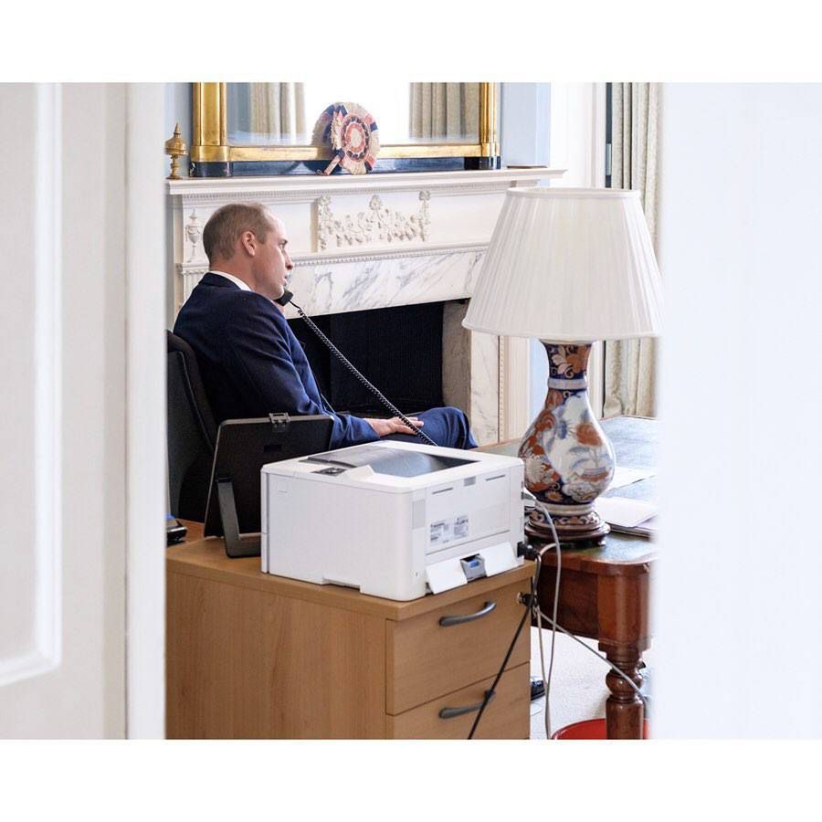 książę William w swoim gabinecie w Pałacu Kensington