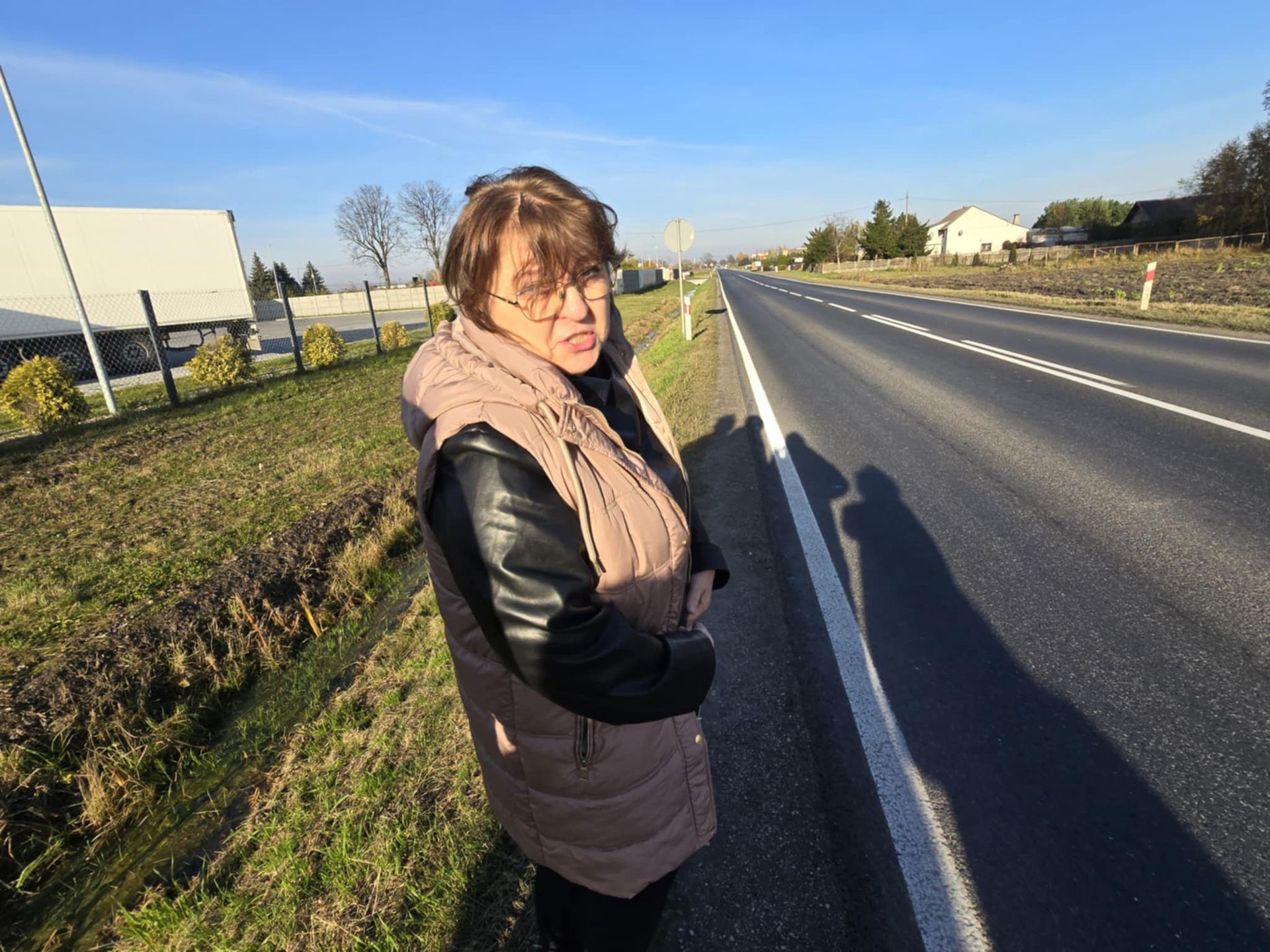 Niewielkie pobocze, jadące TIR-y. To codzienność mieszkańców