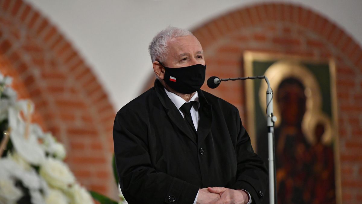 Elbląg, 21.05.2021. Wicepremier, prezes PiS Jarosław Kaczyński podczas uroczystości pogrzebowych posła PiS Jerzego Wilka w Katedrze św. Mikołaja w Elblągu, 21 bm. Jerzy Wilk zmarł w niedzielę, 16 bm. w wieku 66 lat. Był wieloletnim samorządowcem, w latach 2013-14 prezydentem Elbląga, posłem na Sejm RP VIII i IX kadencji. (kf) PAP/Adam Warżawa